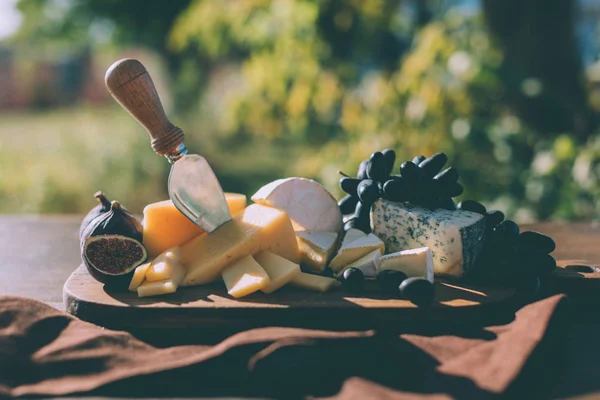 Aperitivos de vino en la tabla de cortar - foto de stock