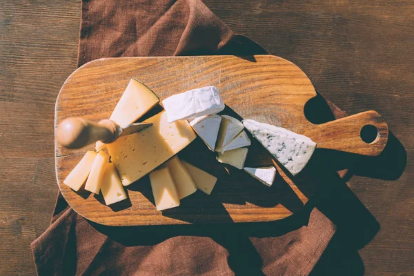 Variación del queso en la tabla de cortar - foto de stock