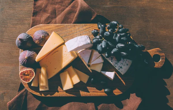 Snacks au vin sur planche à découper — Photo de stock