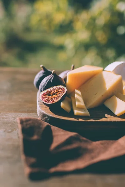 Fromage et figues sur planche à découper — Photo de stock