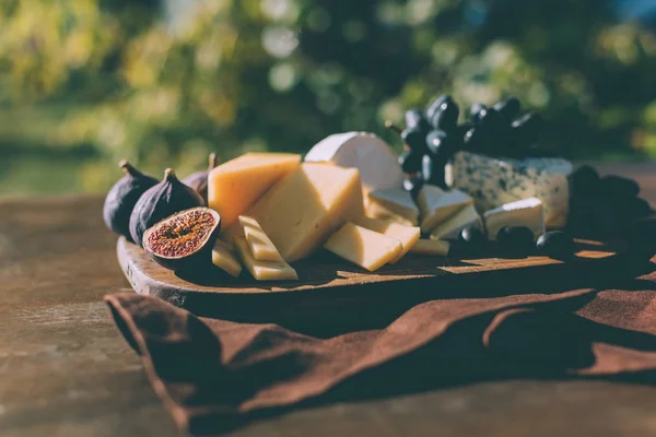 Wine snacks on cutting board — Stock Photo