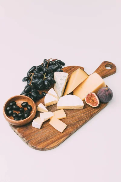 Snacks for wine on cutting board — Stock Photo