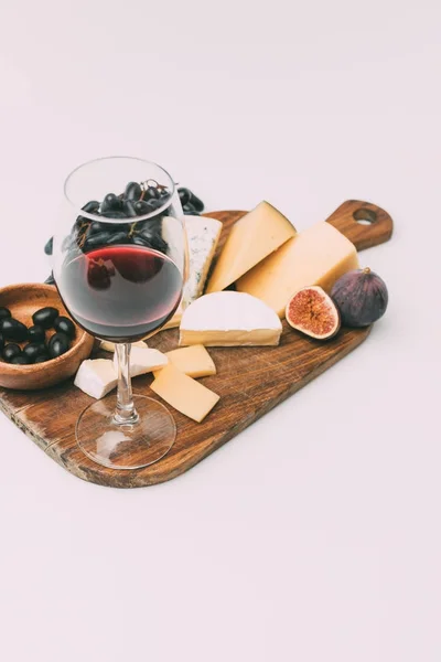 Wein und verschiedene Snacks — Stockfoto