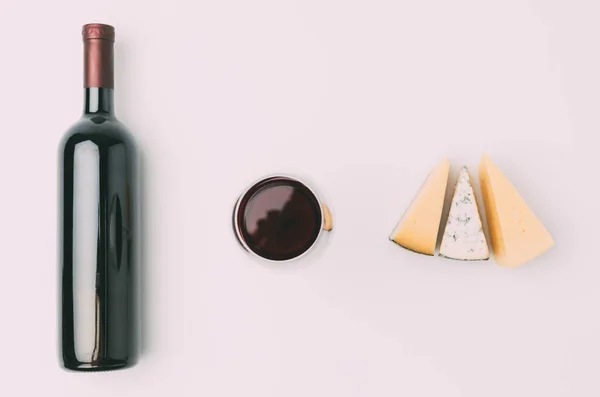 Вино и различные нарезанные — стоковое фото