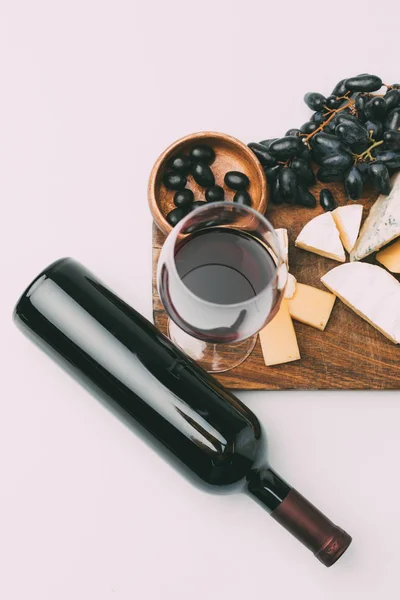 Vinho tinto e lanches — Fotografia de Stock