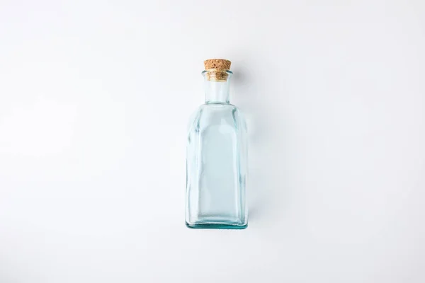 Bouteille en verre transparent avec bouchon — Photo de stock