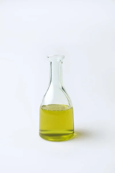 Botella transparente de vidrio con aceite de oliva - foto de stock