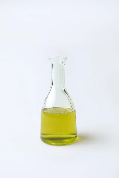 Garrafa transparente de vidro com azeite — Fotografia de Stock