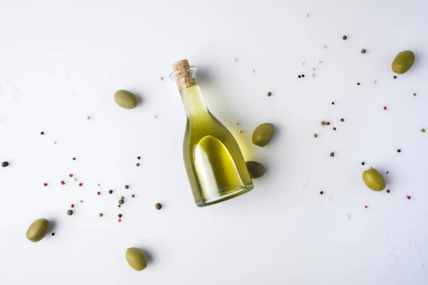 Garrafa de azeite com cortiça e azeitonas — Fotografia de Stock