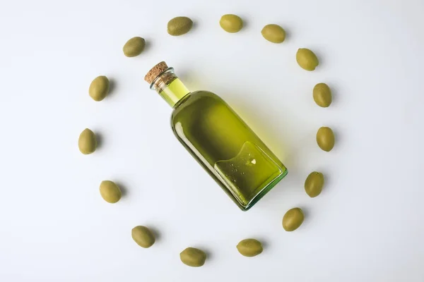 Botella de vidrio con aceite de oliva - foto de stock