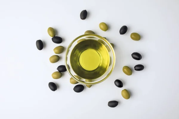 Ciotola di vetro con olio d'oliva — Foto stock