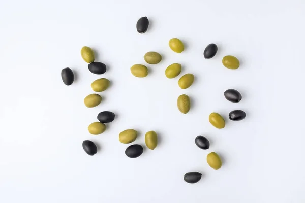 Scattered green and black olives — Stock Photo