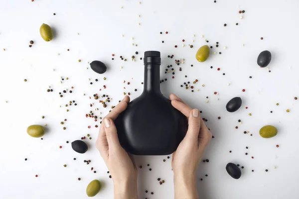 Frau hält Flasche mit Olivenöl — Stockfoto