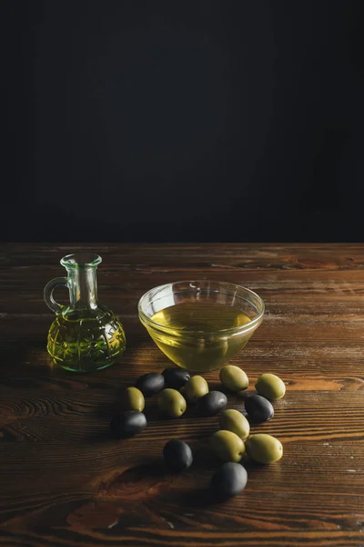 Bouteille et bol en verre avec huile d'olive — Photo de stock