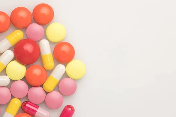 Pílulas coloridas no lado esquerdo — Fotografia de Stock
