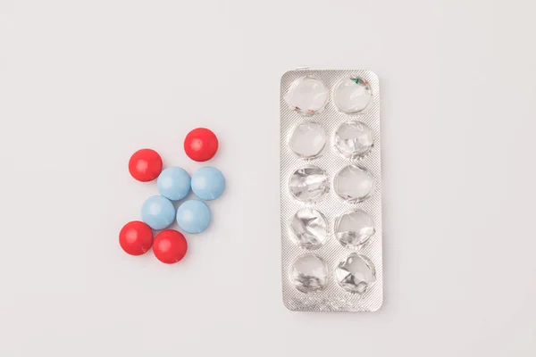 Red and blue pills and blister pack — Stock Photo