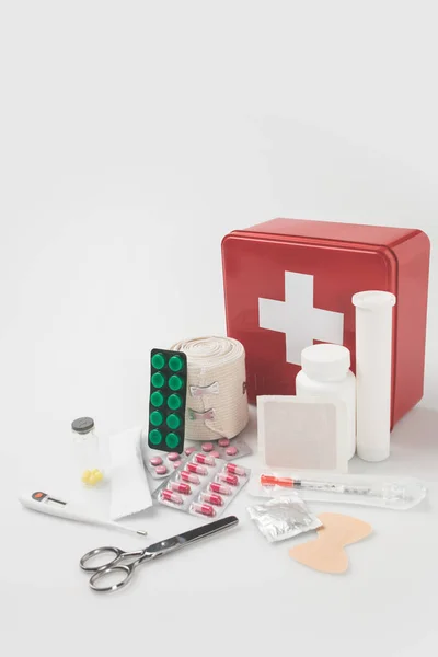 Trousse de premiers soins avec fournitures médicales — Photo de stock