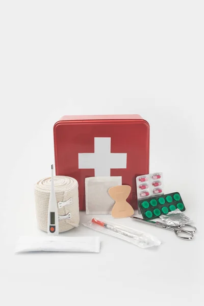 Botiquín de primeros auxilios con suministros médicos - foto de stock