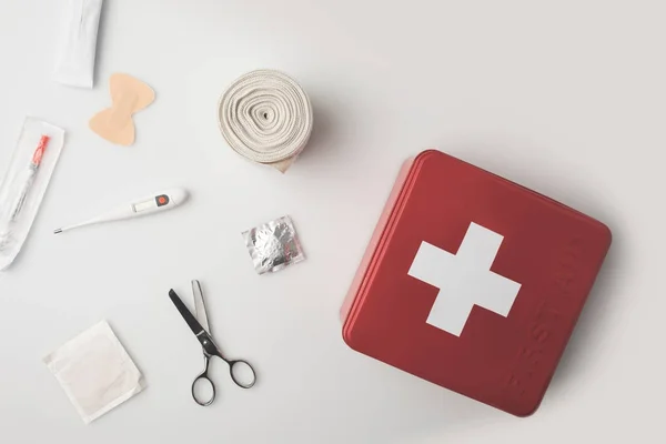 Trousse de premiers soins avec fournitures médicales — Photo de stock