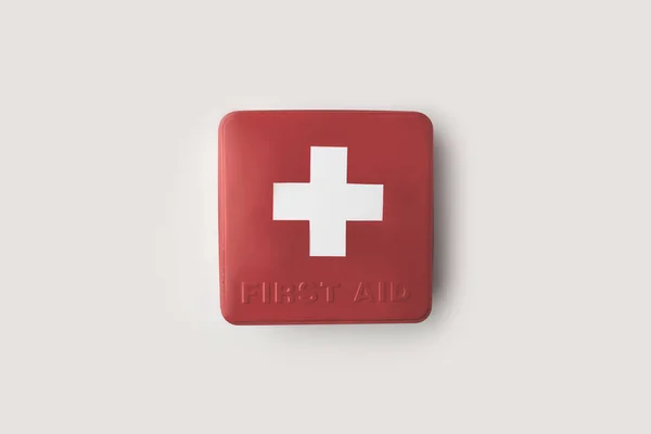 Visão superior do kit de primeiros socorros vermelho com cruz branca isolada em branco — Fotografia de Stock
