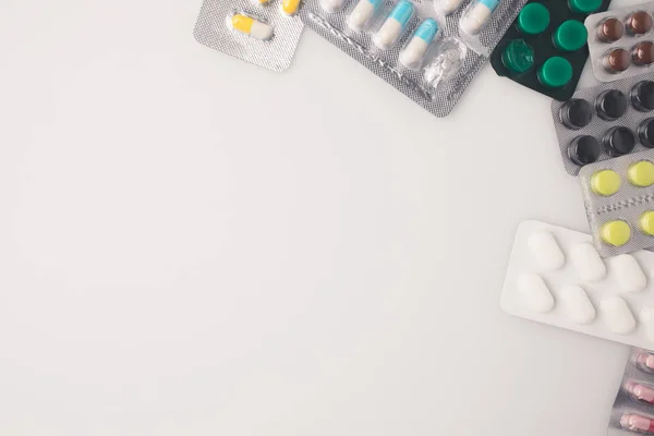 Блистерные пакеты с цветными таблетками — стоковое фото