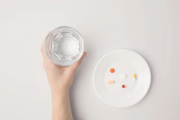 Frau hält Glas Wasser in der Hand — Stockfoto