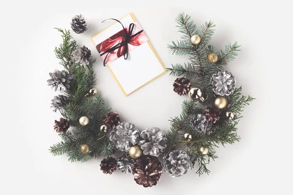 Рождественский венок с поздравительной открыткой — стоковое фото