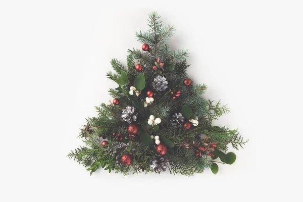 Árbol de Navidad hecho de ramas de abeto - foto de stock
