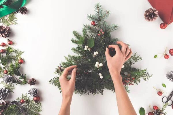 Weihnachtsbaum aus Tannenzweigen — Stockfoto