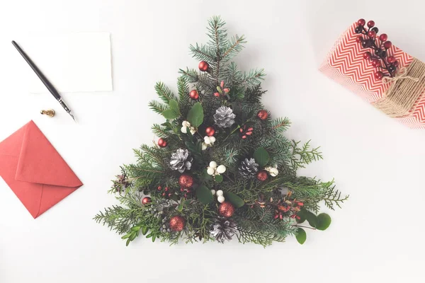 Árbol de navidad, carta y presente - foto de stock