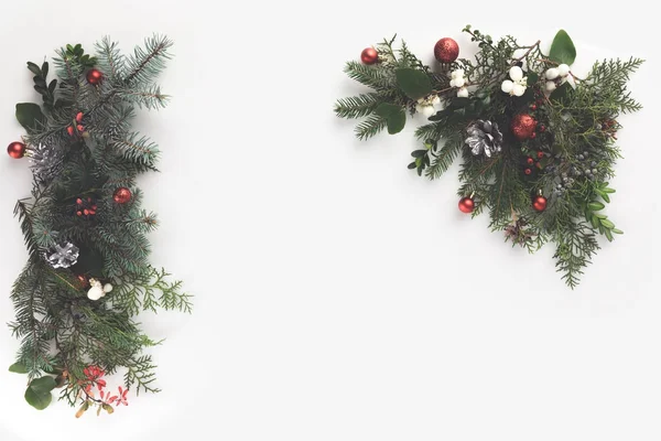 Tannenzweige mit Weihnachtskugeln und Tannenzapfen — Stockfoto