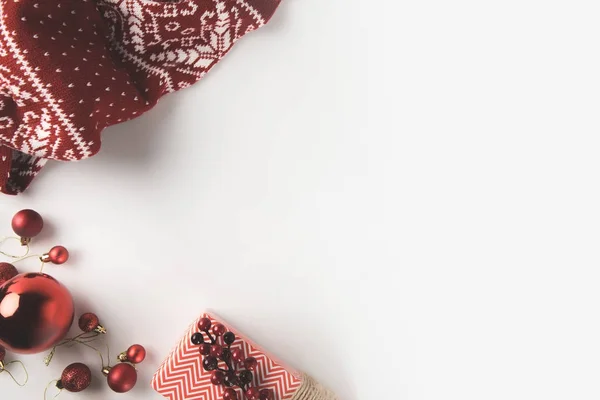 Рождественские украшения с зимним шарфом — стоковое фото