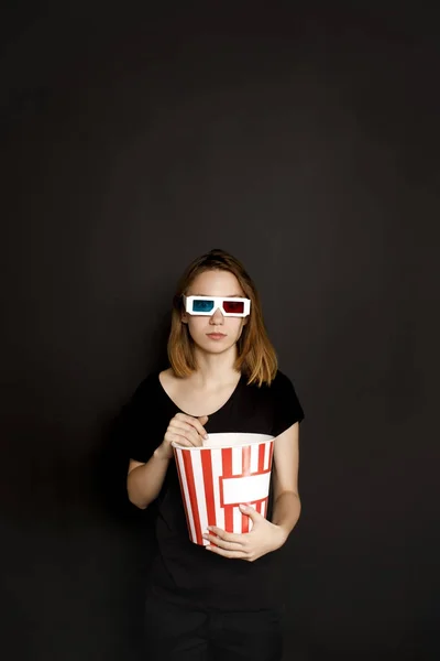 Frau mit Eimer Popcorn — Stockfoto