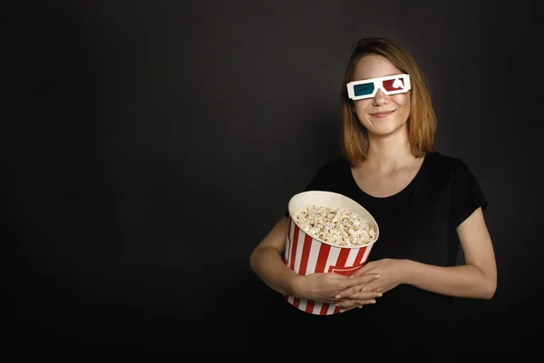 Woman with bucket of popcorn — Stock Photo