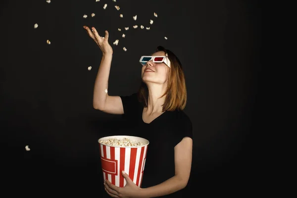 Frau wirft Popcorn in die Luft — Stockfoto