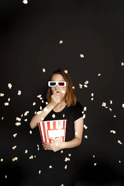 Frau in 3D-Gläsern mit Popcorn — Stockfoto