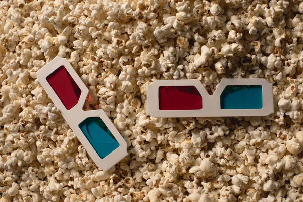 Popcorn avec des lunettes 3D — Photo de stock