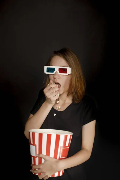 Mujer en gafas 3D comiendo palomitas de maíz - foto de stock