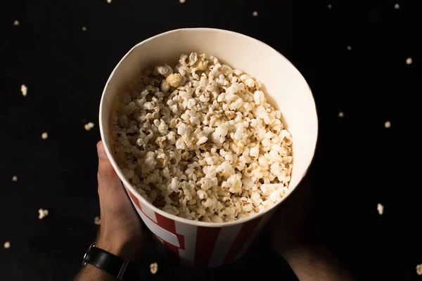 Hombre sosteniendo cubo de palomitas de maíz - foto de stock