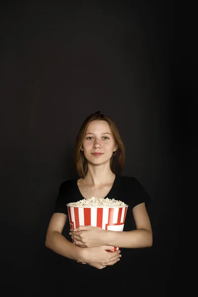 Frau mit Eimer Popcorn — Stockfoto