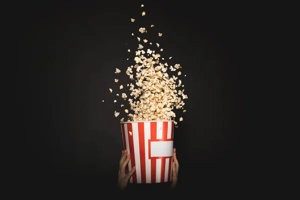 Donna che tiene secchio di popcorn — Foto stock