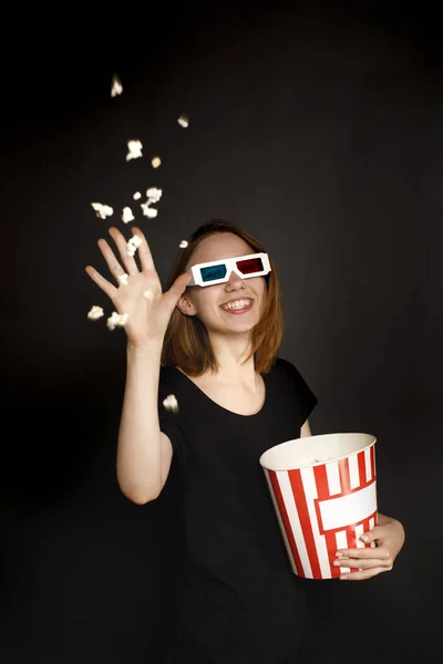 Frau in 3D-Gläsern mit Popcorn — Stockfoto