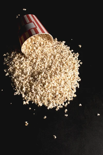 Popcorn aus Pappeimer verschüttet — Stockfoto