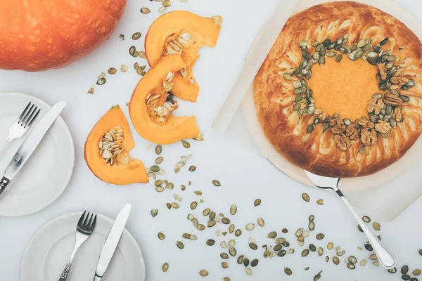 Pumkin pie and slices of pumpkin — Stock Photo