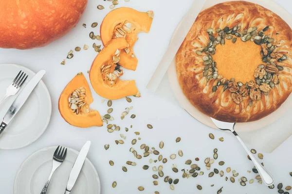 Pastel de calabaza y rodajas de calabaza - foto de stock