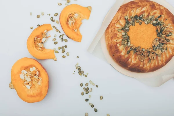 Pastel de calabaza y calabaza fresca en rodajas - foto de stock