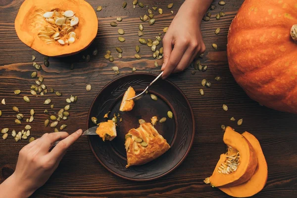 Women eating pumpkin pie — Stock Photo