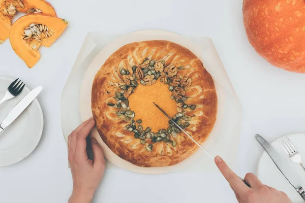 Woman slicing pumkin pie — Stock Photo