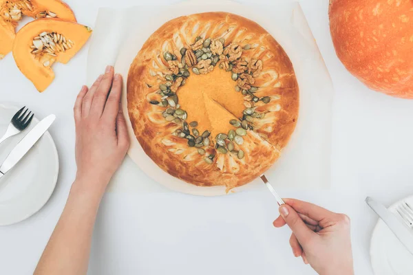 Femme servant tarte à la pumkin — Photo de stock