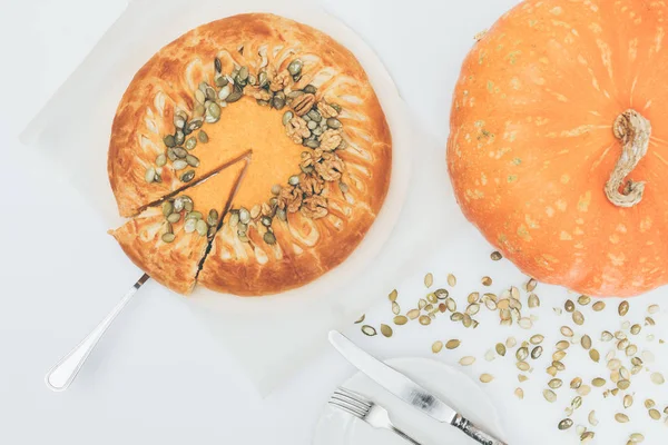 Freshly baked pumkin pie — Stock Photo